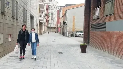 Una família passeja pels carrers de Mollerussa
