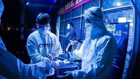 Controls de temperatura a l'accés d'una discoteca de la Xina, en una imatge cedida el 24 d'abril del 2020. (Horitzontal)