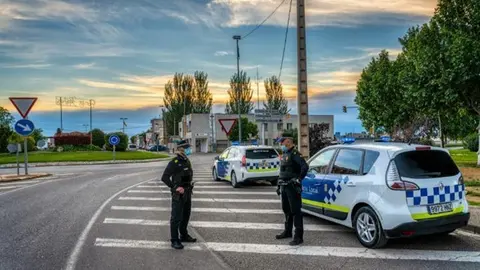 Una patrulla de la Policia Local en un control durant el període de confinament