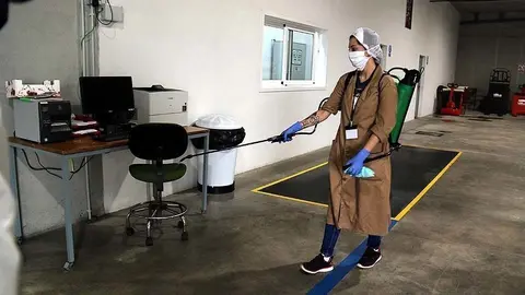 Treballadors desinfectant les instal·lacions de l&#39;empresa @ACN