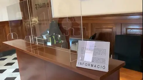 Imatge de mampares instal·lades a la recepció de la Diputació de Lleida