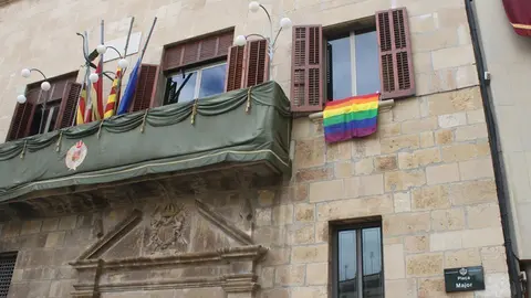 La bandera multicolor, a la façana de la Casa Consistorial de Tàrrega