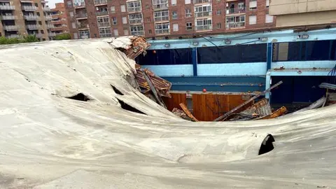 Pla obert de part de la teulada que s'ha esfondrat aquest dissabte al Col·legi Mirasan de Lleida, el 16 de maig de 2020. (Horitzontal)