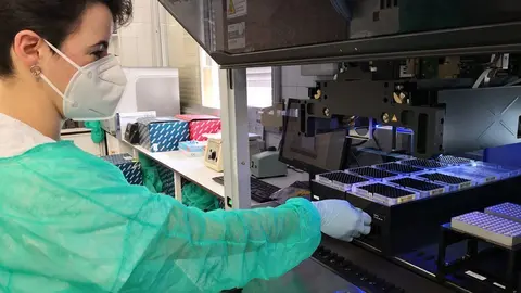 Tècnic de laboratori treballant amb PCRs convencionals