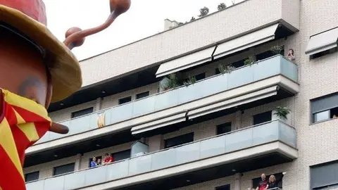 Pla obert de diversos veïns d'un bloc de pisos de Lleida mentre saluden la cercavila de l'Aplec del Caragol, el 24 de maig de 2020. (Horitzontal)