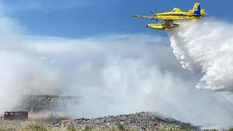 Mitjans aeris treballen en l'extinció de l'incendi a Castellnou de Seana