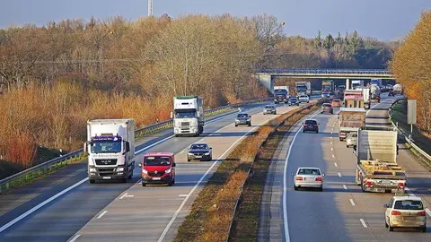 Vehicles de transport circulant per l'autovia A-2 @Trainsa