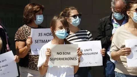 Treballadors sanitaris concentrats davant l'Hospital Universitari Arnau de Vilanova de Lleida amb cartells per reclamar els seus drets. Imatge del 9 de juny de 2020. (Horitzontal)