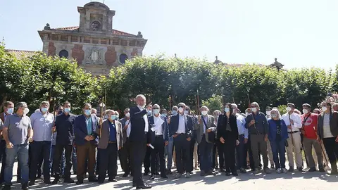 Alcaldes i propietaris contraris a l&#39;Agència de la Natura protestant davant del Parlament