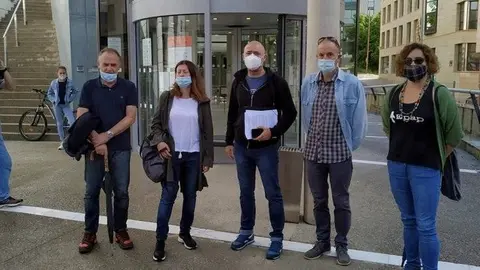 Representants de veïns del Centre Històric a la porta dels jutjats de Lleida per presentar la denúncia a la Fiscalia. Imatge del 18 de juny de 2020. (Horitzontal)