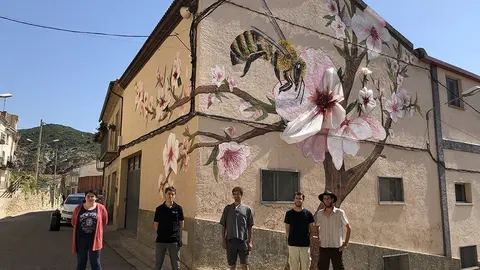 Ferran Alemany, l'alcaldessa Estefania Rufach, amb Oriol Arumí i els germans Swen i Erik Schmit davant del mural 'Pol·linitzant l'ametller' a Os de Balaguer ©Territoris