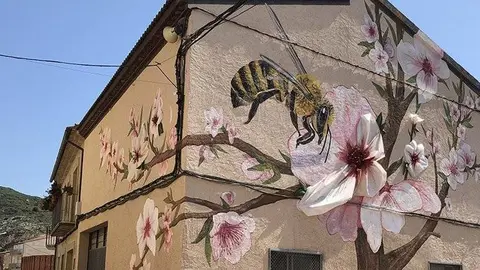 Pol·linitzant l'ametller, obra dels artistes Oriol Arumí i els germans Swen i Erik Schmit