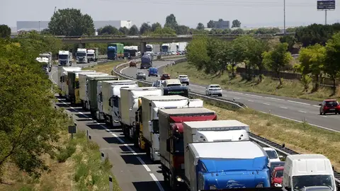Cua de vehicles a l&#39;A-2 a Fondarella a causa d&#39;un accident entre camions