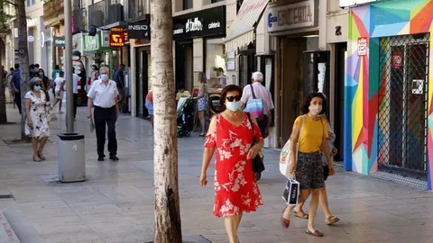 Pla general de persones passejant pel carrer Major de Lleida aquest dissabte després de l'anunci del Govern de confinar la comarca del Segrià, el 4 de juliol de 2020. (Horitzontal)
