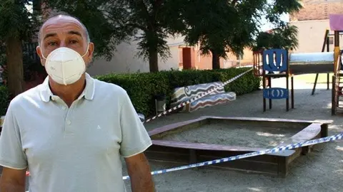 Pla americà de l'alcalde d'Alcarràs, Manel Ezquerra, davant d'un parc infantil precintat des d'aquest divendres al Parc Gaudí d'aquesta localitat del Segrià. Imatge del 4 de juliol de 2020 (Horitzontal).