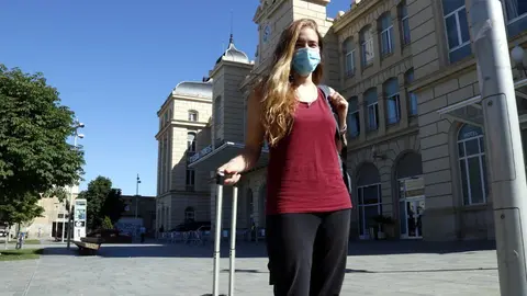 La Irene García, a punt d'agafar un tren a l'estació de tren de Lleida en direcció Madrid, on viu, després d'arribar en autobús des d'Andorra, on treballa. Imatge del 5 de juliol de 2020. (Horitzontal)
