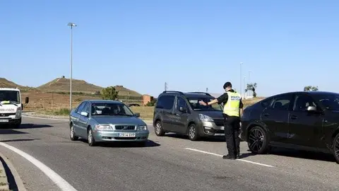 Pla general del control policial de sortida del Segrià a la rotonda dels Alamús, el 6 de juliol de 2020. (Horitzontal)
