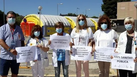 Membres de la Junta de personal de l'Hospital Arnau de Vilanova de Lleida, amb cartells reivindicatius davant de l'hospital de campanya habilitat a les portes del centre. Imatge del 7 de juliol de 2020. (Horitzontal)