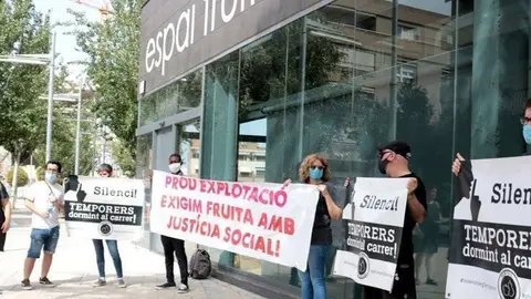 Membres de Fruita amb Justícia Social davant de la seu d'Afrucat a Lleida, el 8 de juliol de 2020. (Horitzontal)