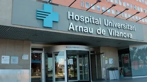 Imatge de la porta d'accés a l'Hospital Universitari Arnau de Vilanova de Lleida, el 6 de juliol del 2020. (Horitzontal)