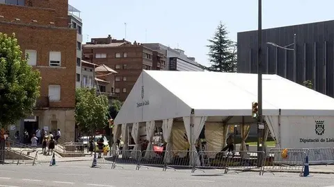 La carpa instal·lada al costat del CUAP Prat de la Riba de Lleida