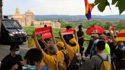 Pla general de nombrosos manifestants exhibint pancartes contra el rei prop del monestir de Poblet el 20 de juliol del 2020 (horitzontal)