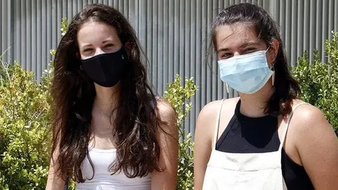 Blau Manau i Clara Vidal s'han trobat davant de l'Institut Samuel Gili i Gaya de Lleida