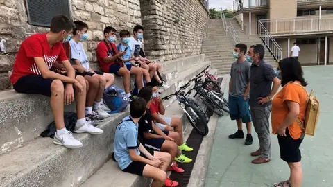 El regidor Xavier Rosell Aparicio parlant amb joves dels Patis Oberts - Ajuntament de Tàrrega