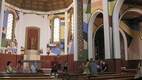 L&#39;església de Sant Joan Baptista de Penelles pintada per l&#39;artista Berni Puig