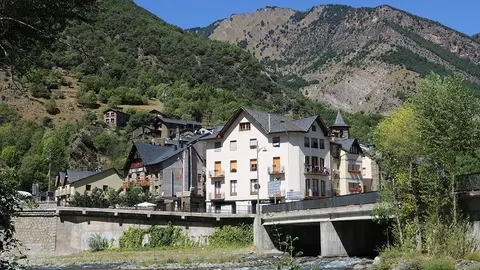Pla general del poble de Llavorsí, al Pallars Sobirà. Imatge del 6 d'agost del 2020.