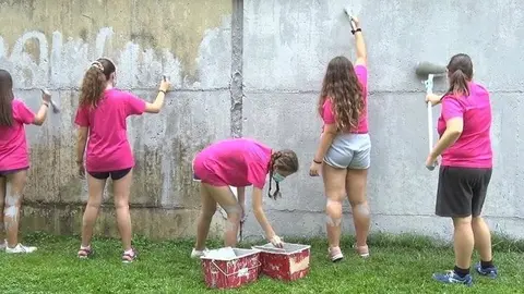 Els joves de Balaguer del projecte JoVa retires grafitis