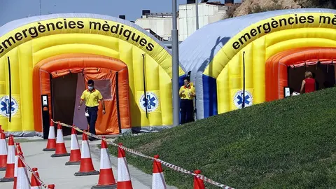 Les carpes instal·lades pel SEM a Alcarràs per poder fer un cribratge massiu