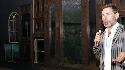 L&#39;artista Mat Collishaw. durant la presentació de l&#39;exposició &#39;The end of Innocence&#39;