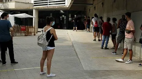 Cua de veïns per fer-se la prova PCR al barri de Balàfia de Lleida