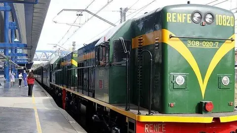 Pla general del Tren dels Llacs just abans de sortir de l'estació de Lleida direcció la Pobla de Segur, el 29 d'agost de 2020. (Horitzontal)