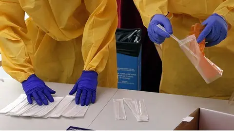 Pla curt on es pot veure a dos sanitaris preparant proves PCR per al cribratge al Centre Cívic de l'Ereta, a Lleida, l'1 de setembre de 2020. (Horitzontal)
