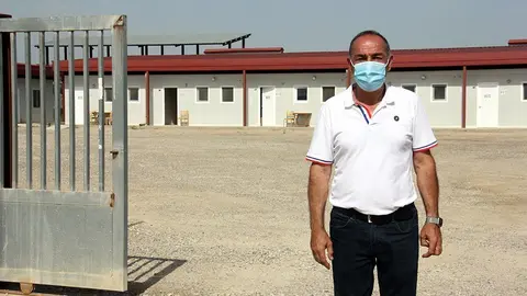 Pla mitjà de l'alcalde d'Alcarràs, Manel Ezquerra, a l'exterior de l'alberg municipal que ha habilitat l'Ajuntament per acollir treballadors de la campanya de la fruita amb símptomes de covid-19, el 9 de juliol de 2020. (Horitzontal)