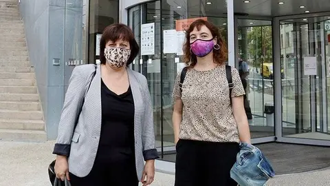 Les advocades Anna Llauradó i Esther Sancho, a la porta dels jutjats de Lleida, abans de la declaració d'un policia espanyol, investigat per l'agressió a Enric Sirvent l'1-O. Imatge del 9 de setembre de 2020. (Horitzontal)