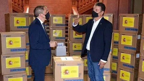 El subdelegat del govern de l'Estat, José Crespín lliura les mascaretes a la Diputació