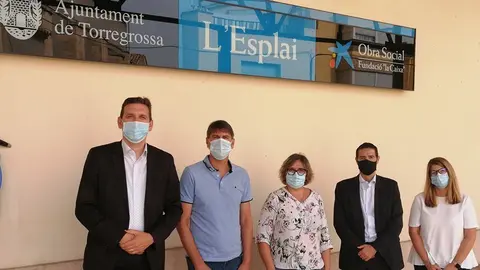 L'alcalde Josep Maria Puig, la regidora Maribel Zamora amb els directius de la Caixa