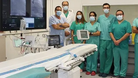 L'equip de facultatius de la sala d’hemodinàmica de l’Hospital Universitari Arnau de Vilanova