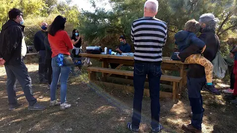 Participants en el taller  d'anellament d'ocells en els Aiguamolls de Rufea