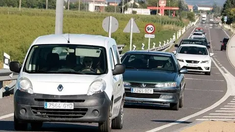 Degoteig de vehicles circulant per l'N-240 en sentit Lleida, a la rotonda de Margalef, al terme municipal de Torregrossa, el 5 de juliol del 2020. (Horitzontal)