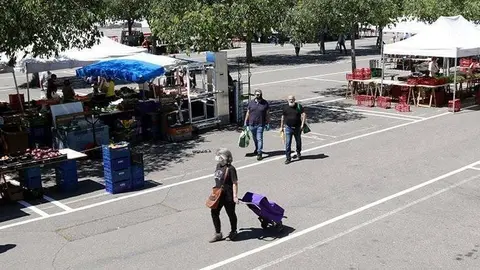 Pla general on es poden veure algunes de les parades del mercat del Barris Nord de Lleida separades per diversos metres de distància, 2 de maig de 2020. (Horitzontal)