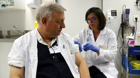 Pla mitjà on es pot veure un auxiliar d'infermeria del CAP Onze de Setembre de Lleida vacunant-se per la grip, el 28 d'octubre de 2019. (Horitzontal)