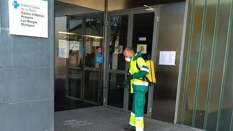 La brigada municipal de les Borges desinfecta l'entorn del CAP de la població
