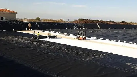 Treballs d&#39;impermeabilització en els diposits de Linyola