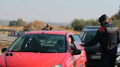 Els Mossos d'Esquadra en un control a l'antiga N-II, al terme municipal d'Alcarràs