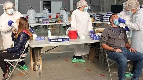 Dues persones fent-se la PCR