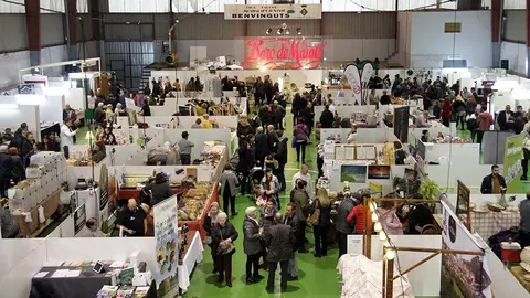 Pla general de les parades instal·lades a l'interior del pavelló de Maials, amb visitants recorrent els passadissos, en el marc de la 21a Fira de l'Oli Verd, el 18 de novembre de 2018 @ACN